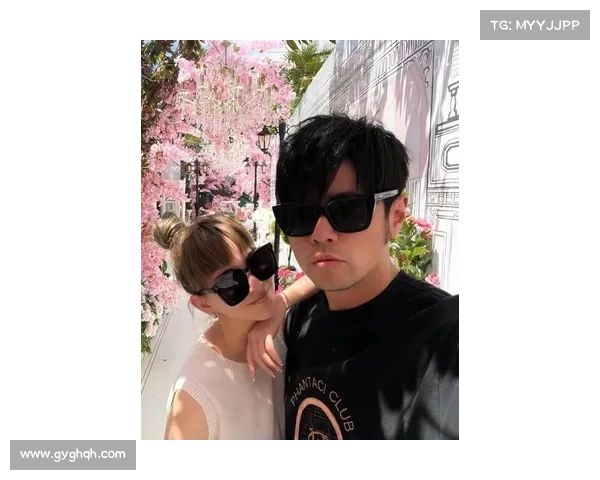 周杰伦昆凌亮相上海大师赛现场引热议 明星夫妻甜蜜同框吸引众人关注